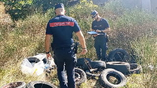 Castelbellino - 41 pneumatici abbandonati in un bosco urbano, denunciato il responsabile